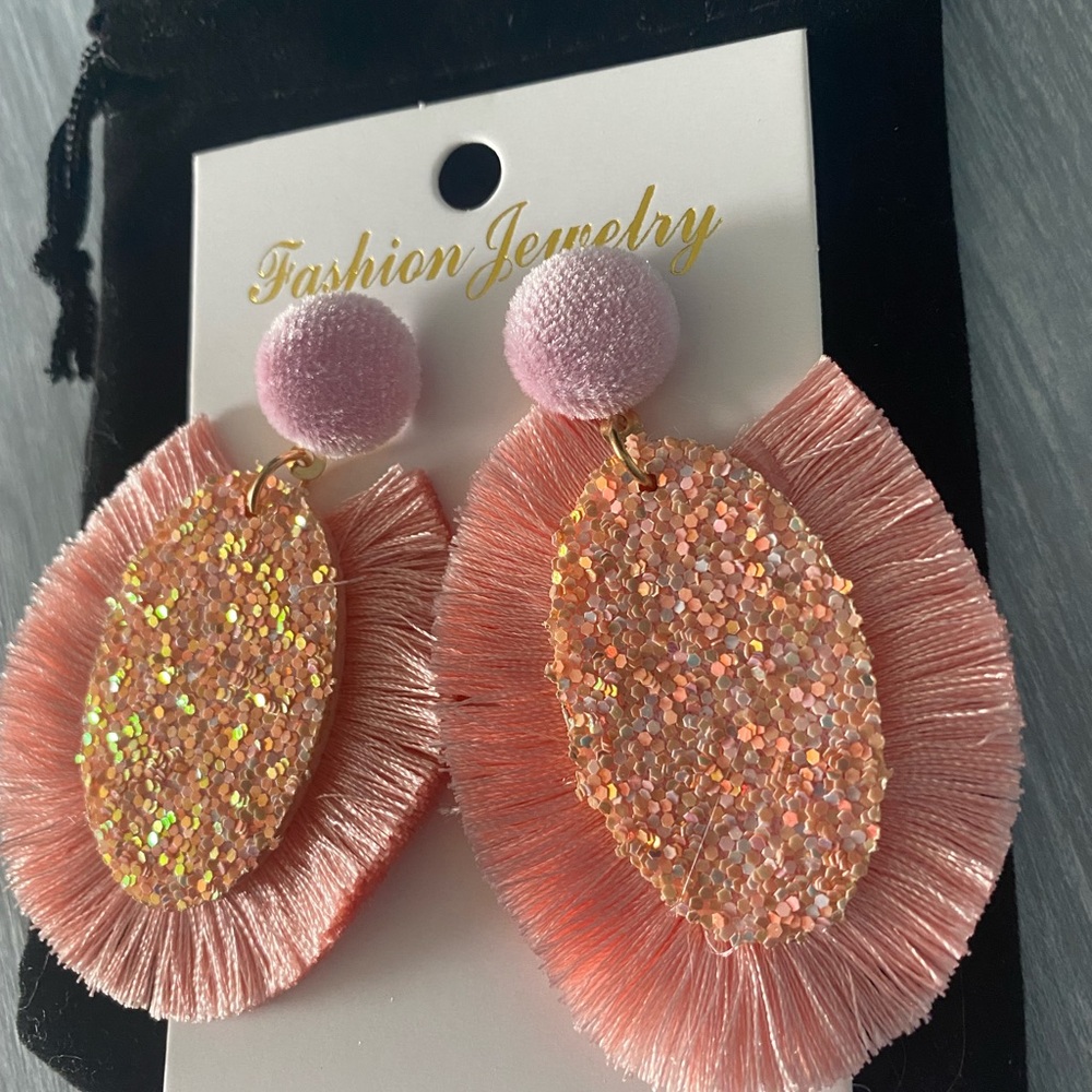 🆕 Pink Fanned Tassel Glitter Drop Earrings - Picture 2 of 8